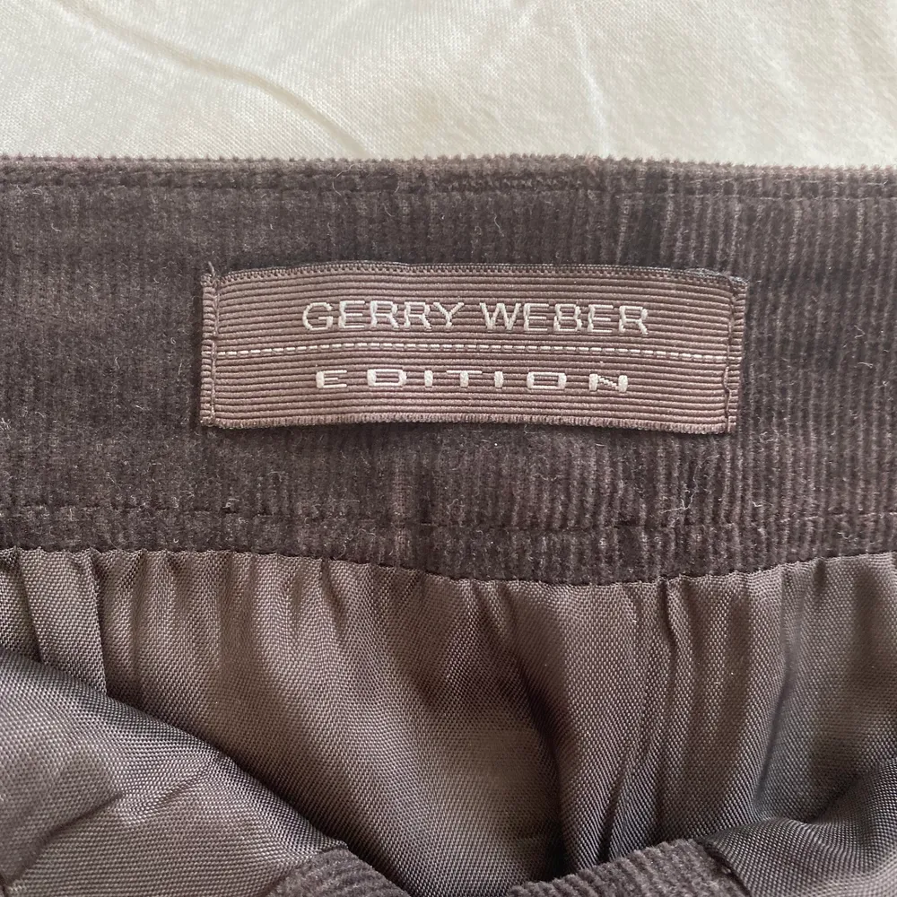 superfin Gerry Webber kjol i Manchester material! Näst intill oanvänd och vintage💕 (min mammas från när hon va typ 20) kan användas som lågmidjad och högmidjad beroende på önskas passform!💕. Kjolar.