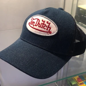 Von Dutch keps  - Keps från Von Dutch som jag köpte second hand förra månaden. Den är i bra skick och har aldrig använt den själv,ser dock ut att ha varit använd några ggr.