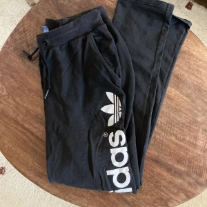 Adidas mjukisar storlek M - Adidas mjukisar i storlek M. Bakficka på ena sidan. Fint skick. 