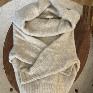 Fin beige oversized tröja  - Jätte mysig och varm oversized offshoulder tröja i storlek M från H&M. Knappt använd. Sälja pga att den är för stor för mig nu. 