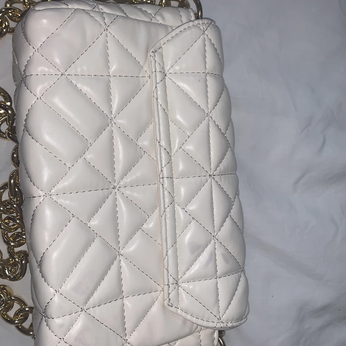 Offwhite axelremsväska  - 90