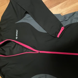 Jacka - En aning tjockare form av vindjacka, utejacka eller vad man nu ska kalla det.  I gott skick!