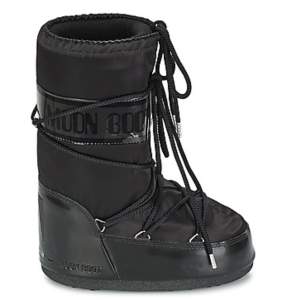 Lite mer exklusiva moon boots som är glossy i helsvart. Inköpta strax över 2tusen och säljs för 1600kr och frakt på 122kr
