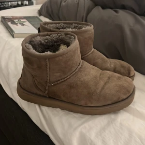 Uggs - Slitna uggs MEN dom är snygga ändå och passar till allt! Passar både tjej och kille. 