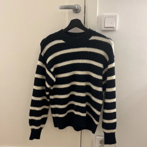 Stickad tröja  - En stickad tröja från H&M i storlek XS! Använt ett antal gången men bra skick! Köparen står för frakt ( 66kr ) 