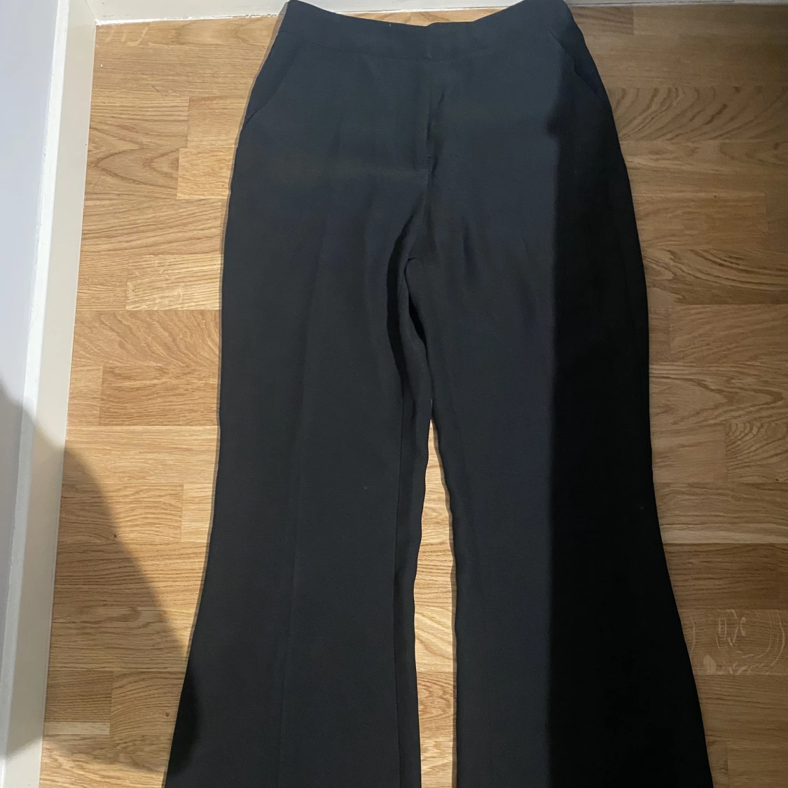 Kostymbyxor med v där bak - 90