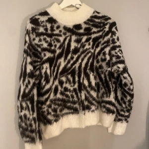 Stickad tröja - Jätte snygg och mysig tröja nu till vintern, från hm. Storleken är L men den är väldigt liten så skulle säga att den är en S/M, Skriv privat för fler bilder eller för frågor<3 köparen står för frakten(kan även mötas upp i centrala Stockholm)🫶🫶 