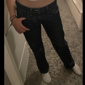 Lågmidjade Diesel Jeans - Lågmidjade straight leg jeans från diesel. Säljer pga jag inte använder de längre. Bra längd för mig som är 167, det kar krymp lite i storlek och passar mig som har runt 26 i byxor. Köpare står för frakten och ansvarar inte för postens slarv!