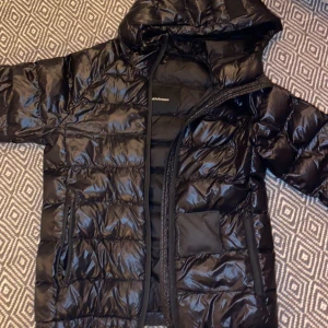 Dunjacka  - Svart glansig dunjacka från peak performance! Passar perfekt nu till vintern😍nypris 2200 