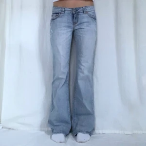 Lågmidjade jeans - !Använd ”KÖP NU” om du vill köpa! Jeans från AmericanEagle Midja:82 Innerben:82 Jag är 169 med W28 som referens