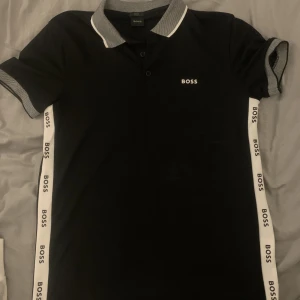 Hugo boss tröja  - Hugoboss tröja/ piké strl M. Unikdesign med fantastisk tyg. Orginalpris 1099kr. Mitt pris 450 kr. 