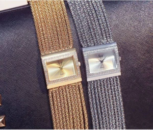 Häftig Dam Strass Klocka  - Mått 32*34mm , tjock 9mm Klocka band210*32mm Färg silver eller gul
