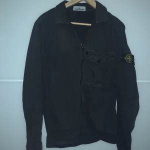 Stone Island overshirt (svart) - Stone Island overshirt i svart säljes. Storlek Medium.  Cond 9/10. Pris 1350kr. Inget kvitto.  Köpt på NK Göteborg för cirka ett år sedan.  