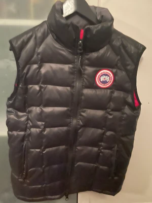 Canada goose väst Xs-S - Byter mot kläder också  Pris 700kr