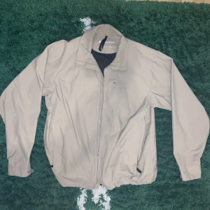 Everest jacka - Riktigt fet beige jacka som tål regn. Riktig pappa jacka. Sitter loose då det är en storlek XL