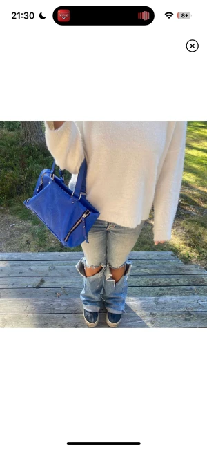 Väska  - Säljer denna snygga blåa väskan som inte kommit till användning. Jag köpte den här på plick och den är i bra skick. Lånade bilder. Ingår ett långt band också! 