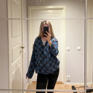 Mönstrad skjorta  - Skjorta i strl s från kaffe. Fint skick