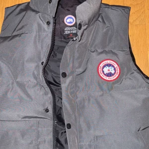 Canada goose väst  - Hej jag säljer min fräscha canada goose väst använd 5-6 gånger vill sälja pga för stor, storlek S och fräsch, dma för fler bilder och mer information!