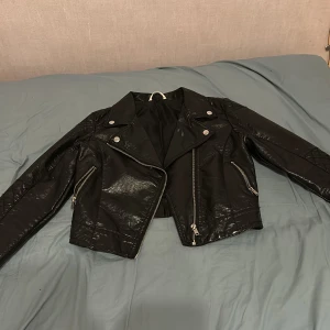 Läderjacka  - Jättefint läderjacka som passar perfekt om du har en koolt stil  Jag har Xs/S/M beroende på formen av kläder, det känns lite tät för mig. Skulle rekommendera för folk som har XS eller S, folk som är S/M kan få testa innan köpet om du är i Stockholm.