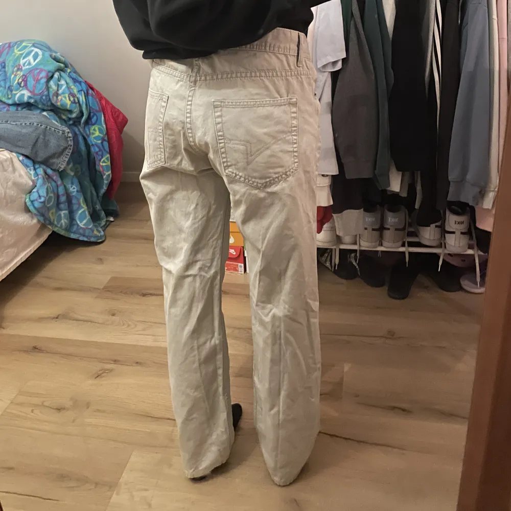 För stor på mig! Jättesnygga Dressmann byxor, köpte secondhand för flera månader sen. Jättebra skick, måste bara strykas! Byxor ser ut vit/beige men de är lite grönt! PRISET GÅR ATT DISKUTERA!. Jeans & Byxor.