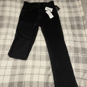 Nelly jeans - Jeans från Nelly. Hög midja, slits på benen, storlek 34. Aldrig använda, ny skick.