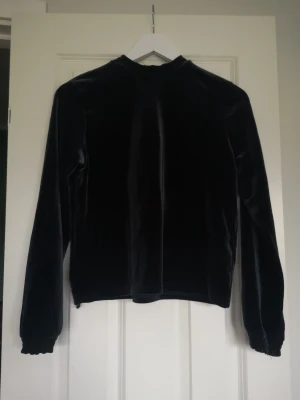 Mörkgrått velourset från Zara  - Mörkgrått blåskiftande velourset från Zara. Dragkedja på baksidan av toppen. Går bra att köpa bara ena, men säljer helst hela settet