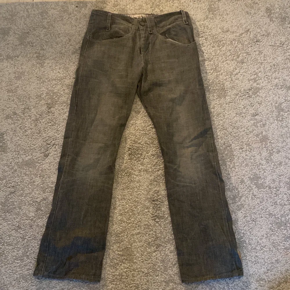 Ett par gråa Levi’s jeans som aldrig är använda och är därför i bra skick.. Jeans & Byxor.