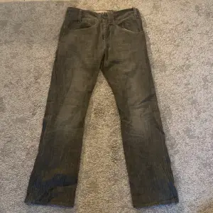 Ett par gråa Levi’s jeans som aldrig är använda och är därför i bra skick.