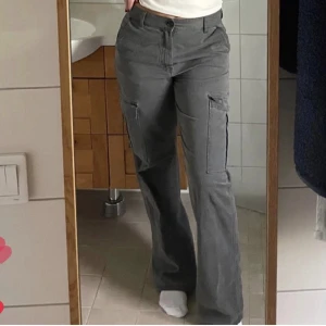 Cargo pants - Supersnygga cargopants från Stradivarius som tyvärr är för stora för mig (lånade bilder).