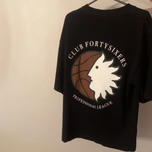 District 46 - District 46 t-shirt väldigt snygg andvänt 3 gånger, storlek s men oversize så sitter mer som m