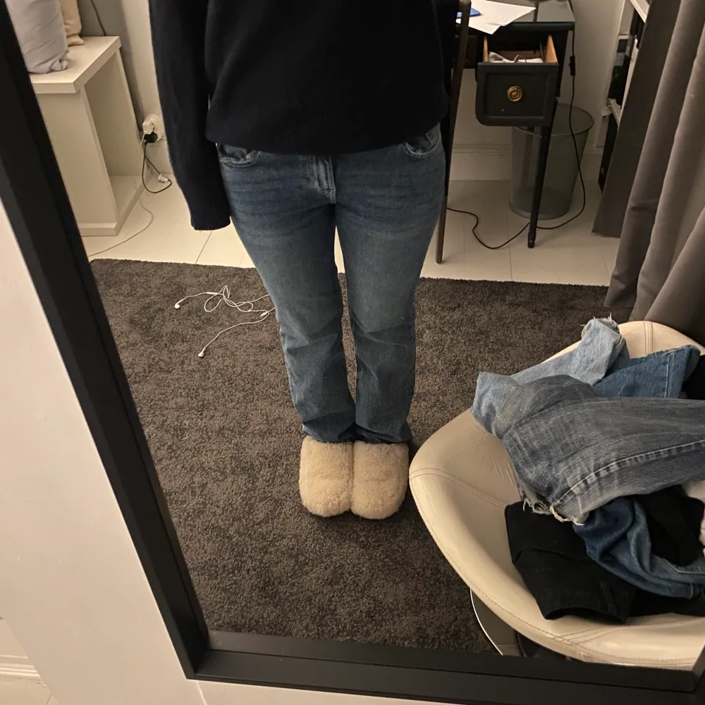 Säljer ett par blå lågmidjade bootcut jeans. Har sprättat upp dom där nere för att dom ska bli längre vilket också gör det till en cool extra detalj på jeansen❤️‍🔥🤗storlek 40 säljer för dom sitter stort i midjan plus att dom är ganska strectshiga. Jeans & Byxor.
