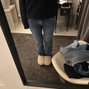 Säljer ett par blå lågmidjade bootcut jeans. Har sprättat upp dom där nere för att dom ska bli längre vilket också gör det till en cool extra detalj på jeansen❤️‍🔥🤗storlek 40 säljer för dom sitter stort i midjan plus att dom är ganska strectshiga