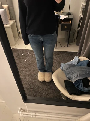 Jeans  - Säljer ett par blå lågmidjade bootcut jeans. Har sprättat upp dom där nere för att dom ska bli längre vilket också gör det till en cool extra detalj på jeansen❤️‍🔥🤗storlek 40 säljer för dom sitter stort i midjan plus att dom är ganska strectshiga