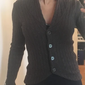 Brun kofta - Stockholm - Brun kofta med tre knappar framtill. Avrundat både upp och ner. Formar midjan fint, förutom på mig som gått upp lite. Storlek 36. Sparsamt använd. Nyskick. 