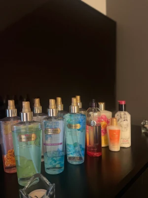 Victoria’s secret bosymist och bodylotion  - Säljer 7st bodymist och 3 bodylotions. Alla för bodymists för 200 eller 1 för 40 Alla bodylotions för 100 eller 1 för 40  Eller allt för 300. Kan vara så att någon av bodymistsen gått ut och kanske inte luktar så gott.