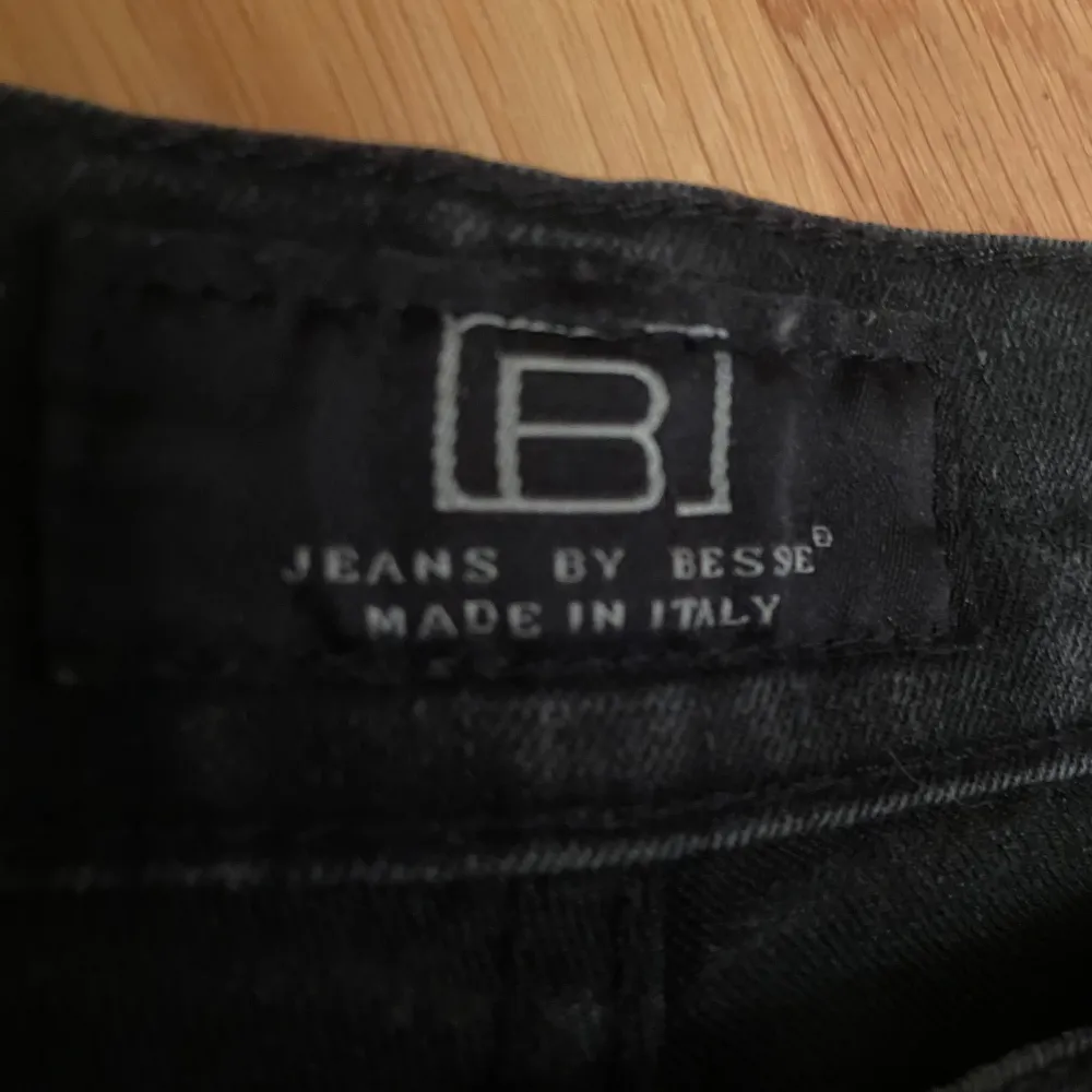 Vet inte vart det är köpta då de inte är mina, skulle tippa på att dem är i storlek L eller XL. Jeans & Byxor.