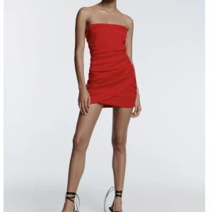 Klänning - Säljer denna fina klänning från zara! Perfekt att ha på tex julafton, helt oanvänd med prislappen kvar 