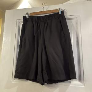 Så gott som nya shorts i längre modell från Lindex. Stl 38. Hämtas i Råsunda eller skickas mot fraktkostnad. 