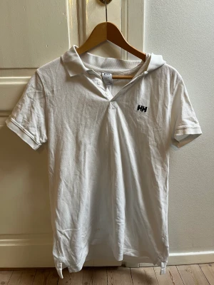 Helly Hansen  - Vit Helly Hansen piké men mörkblått märke på bröstet  Kondition 9/10