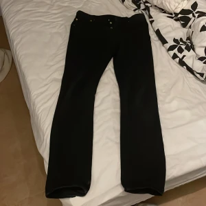 Levis 501 - Väldigt bra skick, knappt använda, säljer dom då jag har ungefär 5 par 501or. Betalning sker via Swish Kan hämtas eller skickas