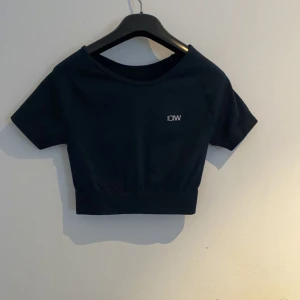 Tränings Top från icaniwill - Jättefin Träningstop som aldrig är använd men testad, den ser svart ut på bilden men är väldigt mörk blå (samma färg som på hemsidan)💕. Nypris: 399 kr