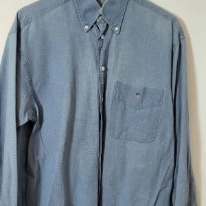 GANT jeansskjorta  - Oanvänd  Snygg jeansskjorta från Gant 👔 Märke: GANT Storlek: M 100% bomull