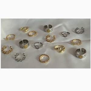 Säljer dessa super snygga ringar! De flesta är i rostfritt stål eller i 925 sterling silver därav tappar de inte färgen så lätt. Ringarna är justerbara. En ring för 79kr/st eller två för 140kr eller tre för 200kr. Frakt tillkommer på 15kr