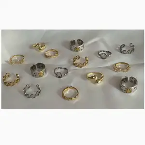 Säljer dessa super snygga ringar! De flesta är i rostfritt stål eller i 925 sterling silver därav tappar de inte färgen så lätt. Ringarna är justerbara. En ring för 79kr/st eller två för 140kr eller tre för 200kr. Frakt tillkommer på 15kr
