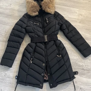 Vinterjacka Hollies Dam davos - Säljer min hollies vinterjacka i modellen davos. Använd 2 år och i väldigt bra skick. Jacka är väldigt varm så perfekt till vintern. Storlek 32. Finns i Södertälje men kan även fraktas. För fler bilder, skicka pm