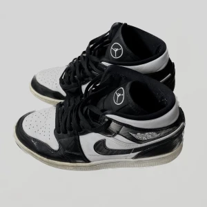 Jordan 1 Mid Carbon Fiber - Säljer dessa då jag inte längre använder dem så mycket längre. Sjukt snygga skor, använda men ändå i fint skick!  Eftersom dom är ganska så använda säljer jag dem för ett väldigt lågt pris då jag köpte dem för för 2900kr😊 Storlek 44 ✨