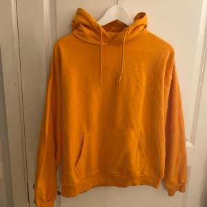 Orange hoodie i storlek medium, köpt för länge sen men har bara legat i garderoben och inte kommit till användning.