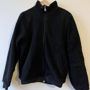 Valentin  - Svart Teddy jacka från carlings av märket Valentin.  Strl: S  Använd men i fint skick. 