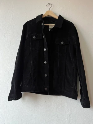 Manchester overshirt  - Svart overshirt i Manchester, slim fit från asos.  Väldigt fräscht skick.  Strl: S 