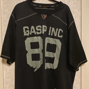 GASPING tshirt - Säljer min svarta gryma GASPING tshirt i storlek xl. NYPRIS 1199kr. Bra kvalite! Frågor? Bara att skriva! Köparen står för frakten 